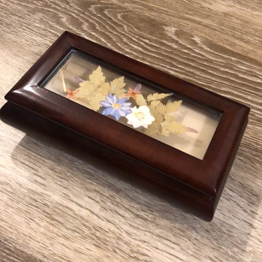 Vintage made in Taiwan pressed dried flower music box / jewelry box
